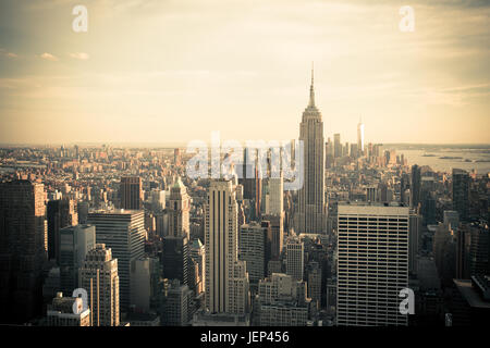 Blick auf die New Yorker Skyline von Midtown Manhattan downtown suchen gesehen. Dieses Bild hat Vintage-Ton-Filter. Stockfoto