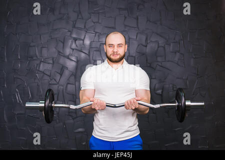Sport, Bodybuilding, Lifestyle und Leute Konzept - lächelnd Mann mit Langhantel. Stockfoto