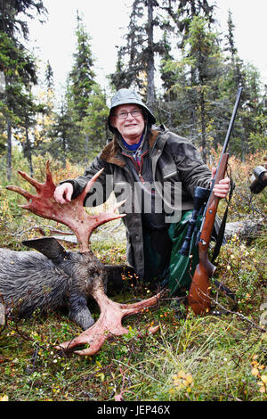 Jäger mit getöteten Elch Stockfoto