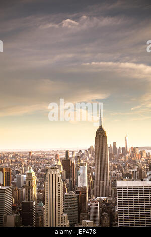 Blick auf die New Yorker Skyline von Midtown Manhattan downtown suchen gesehen. Dieses Bild hat Vintage-Ton-Filter.