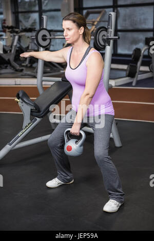 Schwangere Frau heben kettlebell Stockfoto