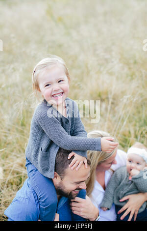 Eltern mit Kindern auf der Wiese Stockfoto