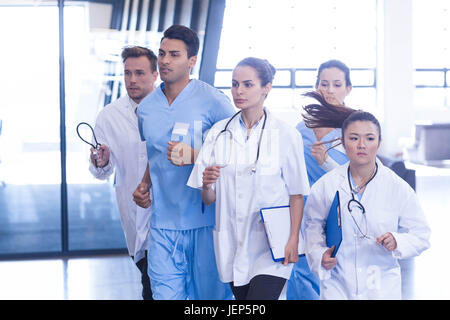 Ärzte und Krankenschwestern, die rauschenden für Notfall Stockfoto