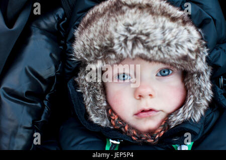 Porträt des jungen Pelz Hut Stockfoto