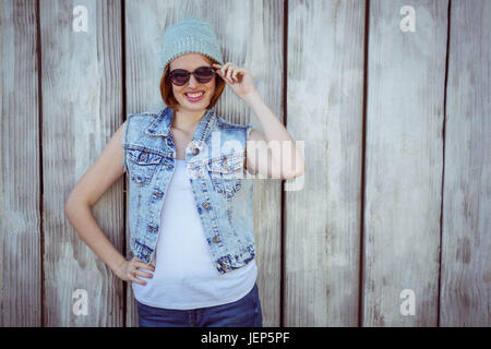 lächelnde Hipster Frau trägt einen Mütze Hut Stockfoto