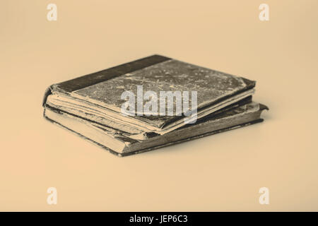 Schöne alte braune und grüne Bücher Closeup auf weißem Hintergrund Stockfoto