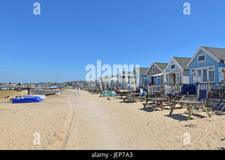 Küsten Blick auf Strandhütten auf Mudeford Sandbänken, Hengistbury Head, Dorset, England Stockfoto