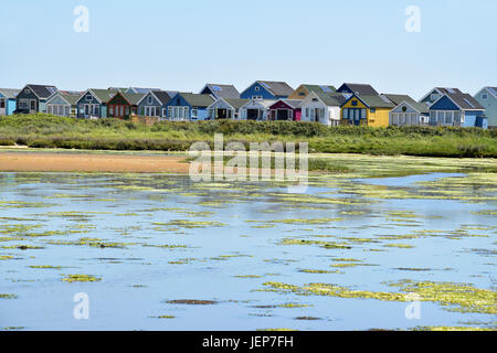 Strand Hütten mit Blick auf Mudeford Sandspit Lagune am Hengistbury Head, Dorset, England Stockfoto