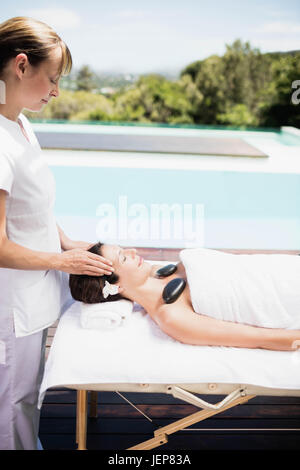 Frauen, die einen Kopf Massage von Masseur Stockfoto