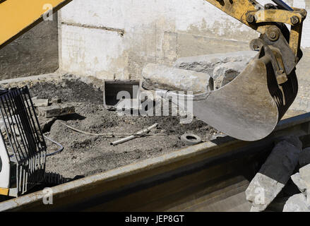 Bagger am Bau Website Schaufeln Schutt Steinen der Gebäudeabbruch auf LKW laden Stockfoto
