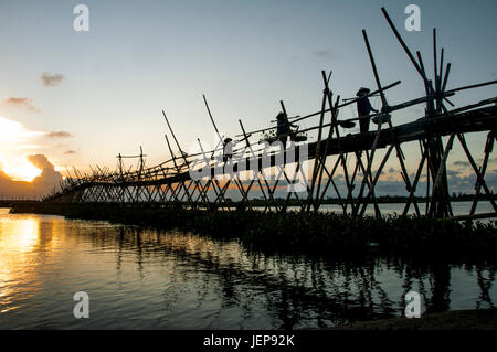 Alte Bambusbrücke in Zentralvietnam Stockfoto