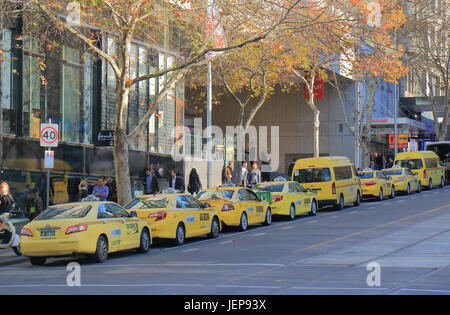 Taxis warten für Passagiere in der Innenstadt von Melbourne Australien. Stockfoto