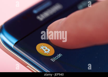 New York, USA - 26. Juni 2017: Bitcoin Anwendung ausführen auf dem Handy. Ab elektronischen Bitcoin-wallet Stockfoto