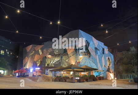 Menschen besuchen Federation Square in Melbourne Australien. Stockfoto