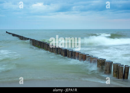 Bild mit Langzeitbelichtung von Wellen am Wellenbrecher in der Ostsee Stockfoto