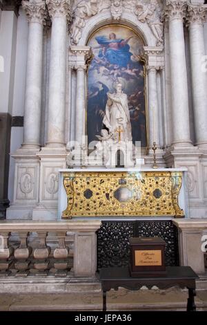 Julisch Venetien Italia. Seitenaltar in der Kirche Santa Maria della Salute mit dem Gemälde (Öl auf Leinwand) von Luca Giordano mit dem Titel Assunzio Stockfoto