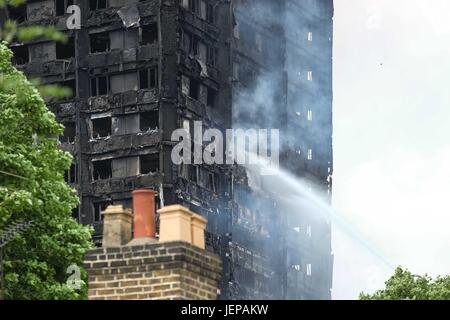 Nachwirkungen von der Flamme, die sich durch die 24-geschossige Grenfell Turm im Westen Londons gerissen. Stockfoto