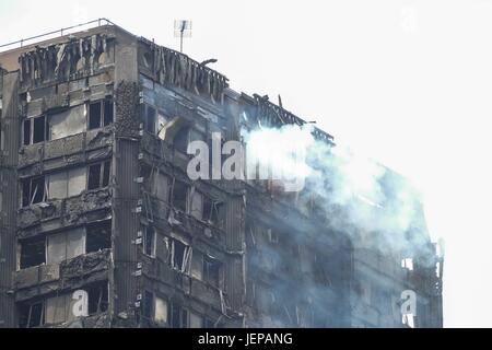 Nachwirkungen von der Flamme, die sich durch die 24-geschossige Grenfell Turm im Westen Londons gerissen. Stockfoto