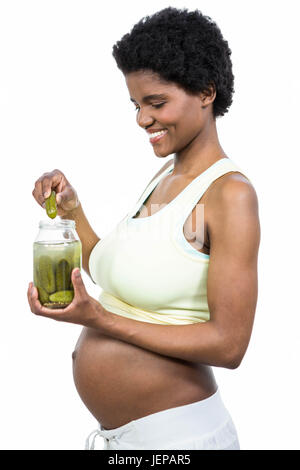 Schwangere Frau Essen Gurken Stockfoto