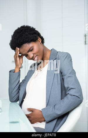 Schwanger Geschäftsfrau Übelkeit Stockfoto