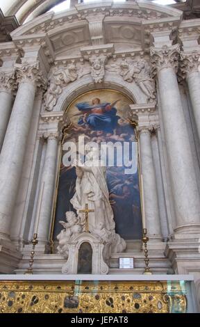 Venedig Veneto Italien. Assunzione della Vergine Öl auf Leinwand von Luca Giordano und die Skulptur des Heiligen Hieronymus - San Girolamo Emiliani von Giovanni Mor Stockfoto