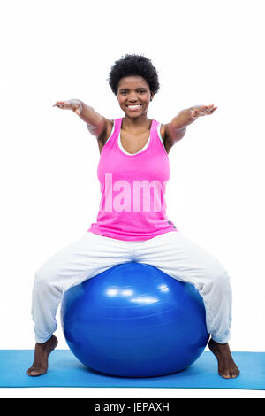 Schwangere Frau auf Gymnastikball Stockfoto