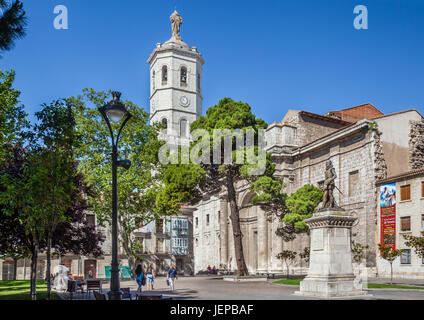 Spanien, Kastilien und Leon, Valladolid, Plaza De La Universidad mit Cervantes Denkmal Und Blick auf die unvollendete Teil der Kathedrale von Valladolid Stockfoto