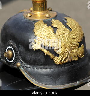 Nahaufnahme von einem deutschen WW1 Pickelhaube zeigt das Wappen und das Motto "MIT GOTT FÜR König UND VATERLAND" (mit Gott für König und Vaterland) Stockfoto