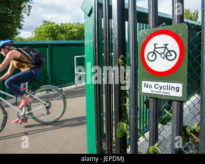 Ein einheimischer keine Radsport Satzungsänderung zu ignorieren Stockfoto