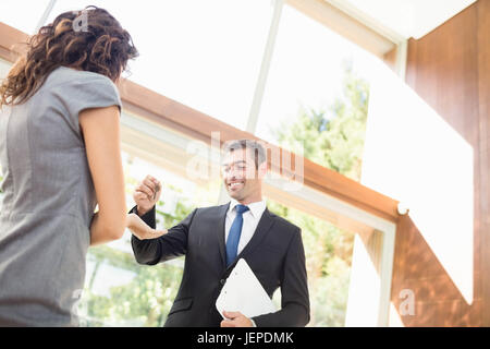 Immobilienmakler geben Schlüssel Stockfoto