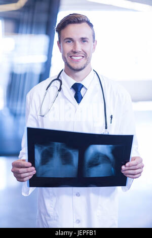 Arzt hält ein Röntgen im Krankenhaus Stockfoto