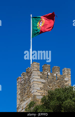 Wachturm Burg Castelo de São Jorge mit der portugiesischen Flagge, Lissabon, Portugal Stockfoto