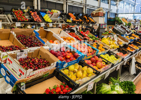 City-Markt mit Obst und Gemüse in Lissabon, Portugal Stockfoto