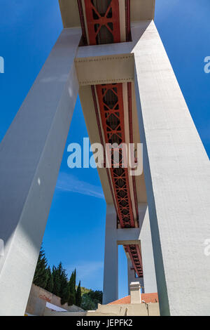 Ansicht von unten auf den Bau der Brücke am 25. April. Lissabon, Portugal. Stockfoto