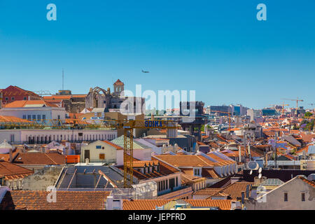 Lissabon, Portugal - 19. Mai 2017: Luftaufnahme des Carmo Kloster und Aufzug Santa Justa, Lissabon Stockfoto