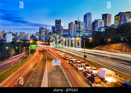 Warringah Autobahn Richtung durch North Sydney Hafenbrücke bei Sonnenuntergang mit schweren pendeln Feierabendverkehr verwischt als Linien der Lichter Stockfoto