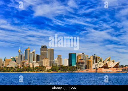 Stadtbild von Sydney CBD über königlichen botanischen Gärten von Sydney Hafen Fähre mit blauem Wasser und Himmel gesehen. Hochhaus-Türme von hellen warmen Su beleuchtet Stockfoto