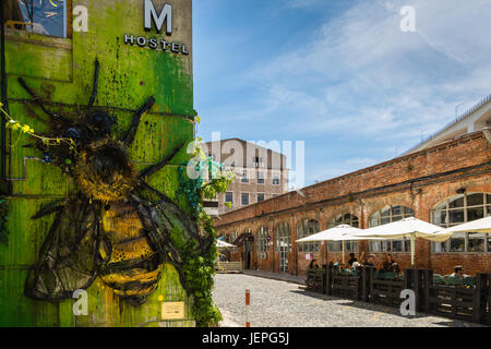 Lissabon, Portugal - 20. Mai 2917: Der sehr beliebte Art Centrum LX Factory befindet sich unter der Brücke Ponte 25 de Abril in Lissabon Stockfoto