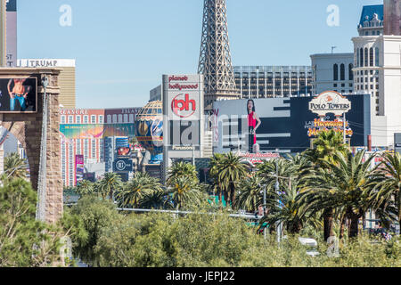 Las Vegas Strip mit Planet Hollywood Sign in Zentrum Stockfoto