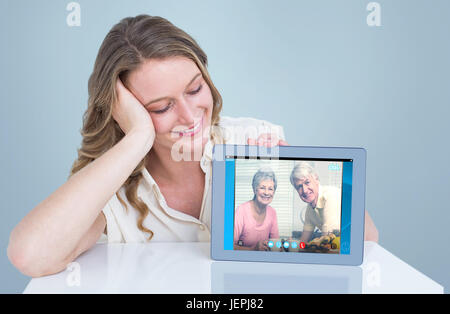 Zusammengesetztes Bild der Frau zeigt Tablet-pc Stockfoto