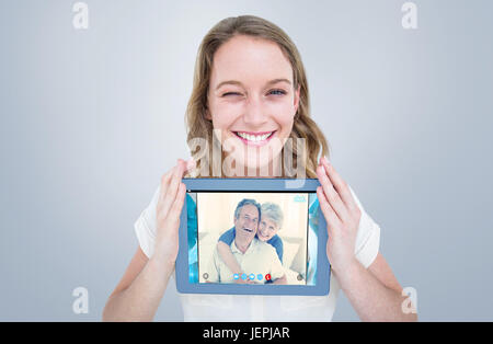 Zusammengesetztes Bild der Frau zeigt Tablet-pc Stockfoto