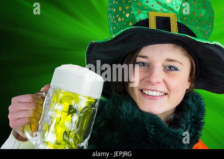 Irin Holding Bier Stockfoto