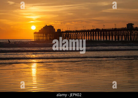 Sonnenuntergang am Pier von Oceanside Oceanside, Kalifornien Stockfoto