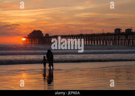 Sonnenuntergang am Pier von Oceanside Oceanside, Kalifornien Stockfoto