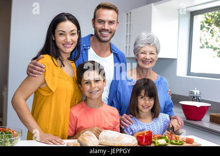 Glückliche Familie in der Küche Stockfoto