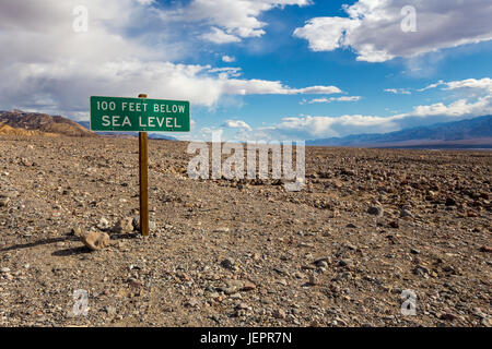 Meeresspiegel unterzeichnen, 100 Fuß unterhalb des Meeresspiegels, entlang der State Route 190 bei Badwater Road, Death Valley Nationalpark, Death Valley, Kalifornien Stockfoto