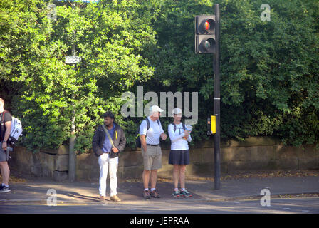 Amerikanische Touristen mit Gepäck auf den Straßen von Glasgow Stockfoto