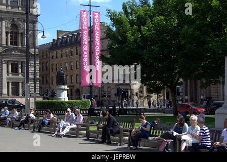 Wetter im Sommer kehrt zurück und Menschen genießen Sie den Sommer auf den Straßen, George Square, Schottland-Touristen fängt einige aus dem sonnigen Wetter Stockfoto