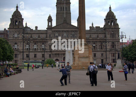 Asiatische Touristen in George Square Glasgow Schottland unter Selfies und Fotos vor allem chinesische und japanische Leute Stockfoto