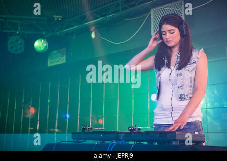 Hübschen weiblichen DJ Musik Stockfoto